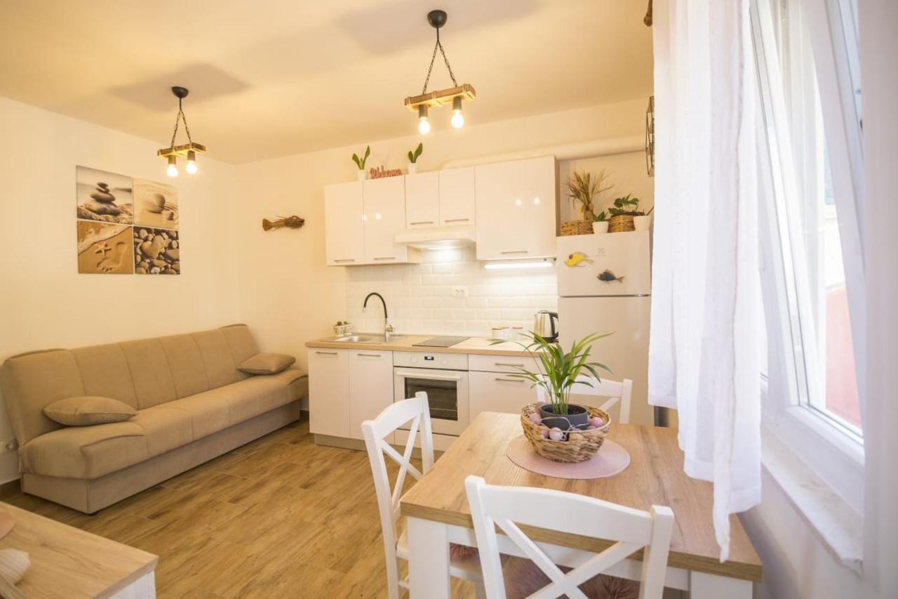 Little Bee Apartment Komiza Luaran gambar