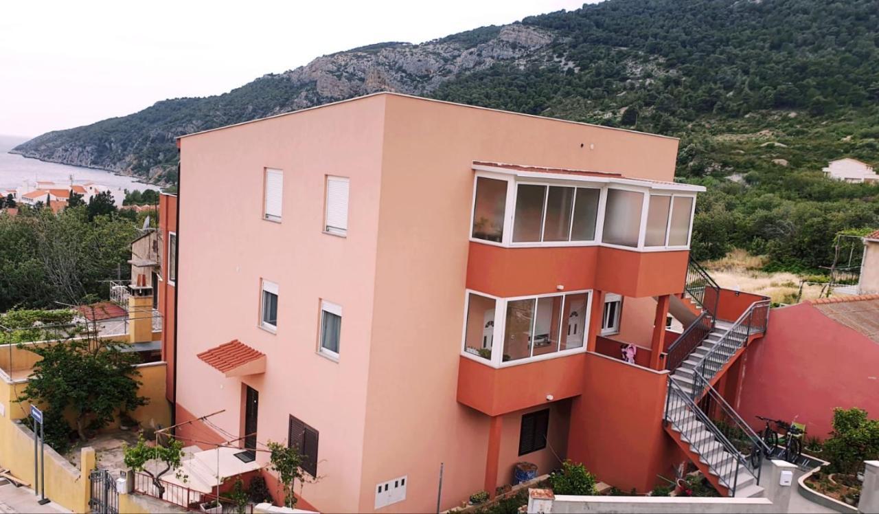 Little Bee Apartment Komiza Luaran gambar
