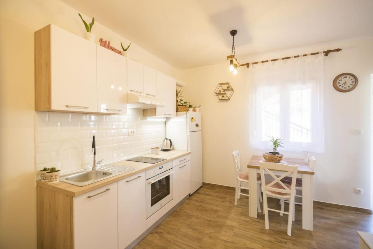 Little Bee Apartment Komiza Luaran gambar